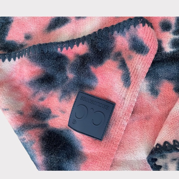 Women's C.C Soft Wrap Navy/Pink Scarf NWT - Picture 6 of 11